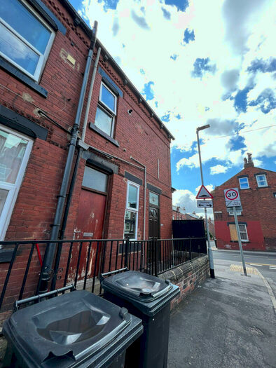 1 Bedroom Apartment To Rent In Town Street, Leeds, West Yorkshire, LS12