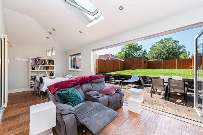 5 Bedroom Semi-Detached House For Sale In Shaftesbury Avenue, Southall, UB2