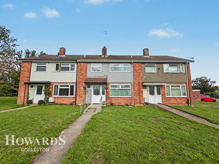 3 Bedroom Terraced House For Sale In St Nicholas Gardens, Bradwell, NR31