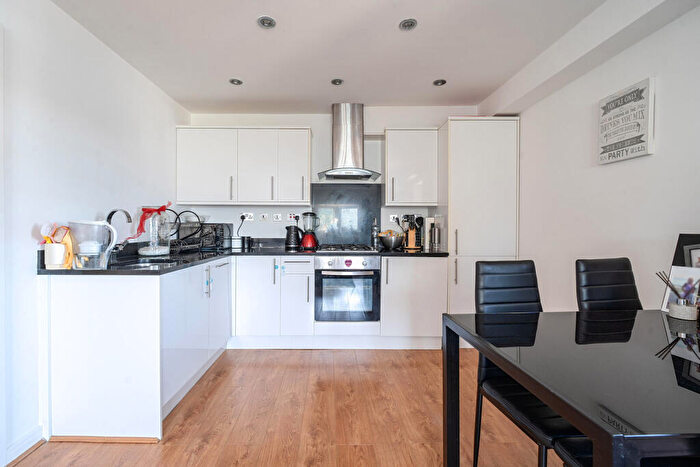 1 Bedroom Flat For Sale In Larkshall Road, Highams Park, London, E4