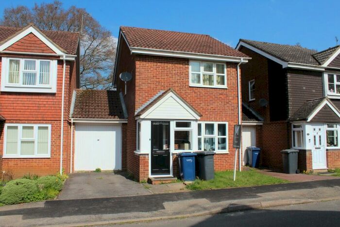 2 Bedroom Link Detached House To Rent In High Ridge, Godalming, Surrey, GU7