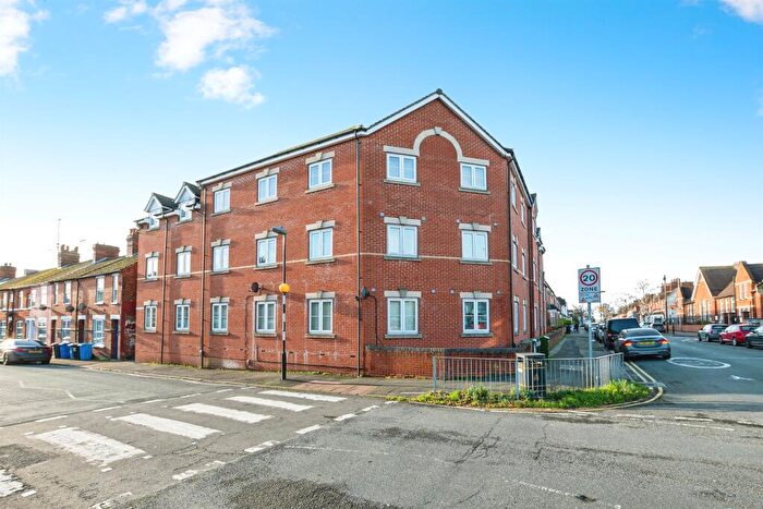2 Bedroom Flat For Sale In Hawthorn Road, Kettering, NN15