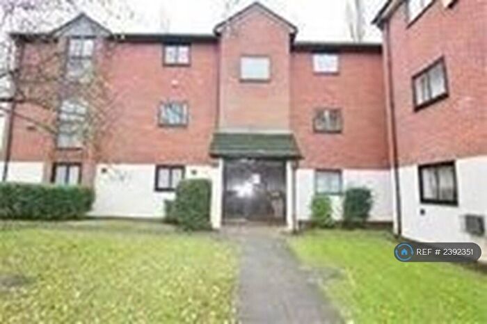 4 Bedroom Flat To Rent In Wheatley Close, Hendon, NW4