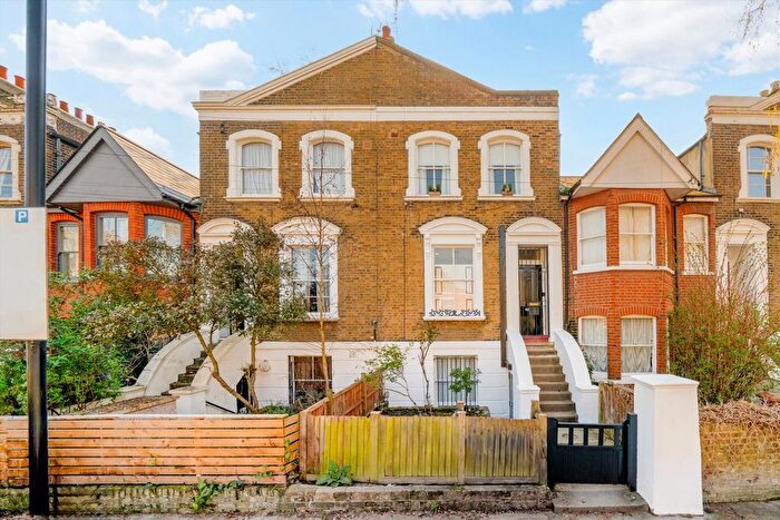 2 Bedroom Flat For Sale In Tottenham Road, De Beauvoir, N1
