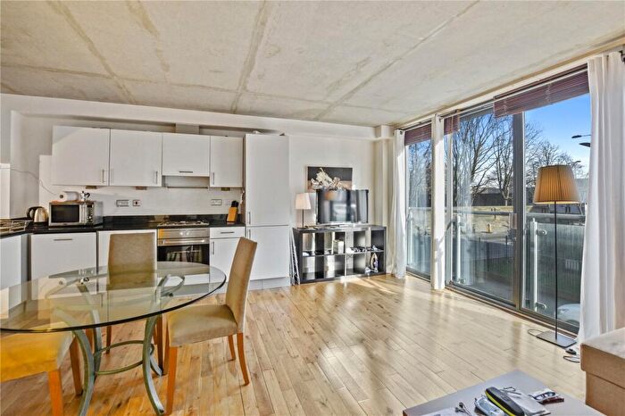 1 Bedroom Flat To Rent In Queensbridge Road, Bethnal Green, London, E2