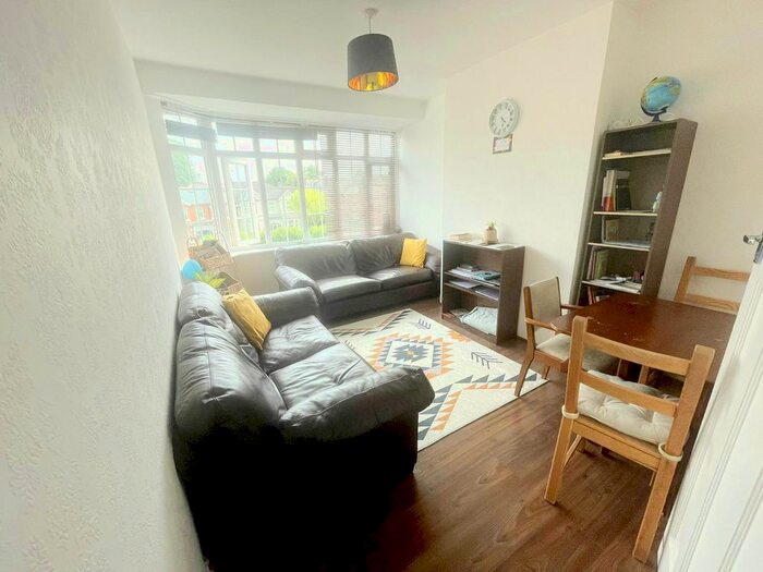 2 Bedroom Flat To Rent In Torrington Park, Finchley, N12