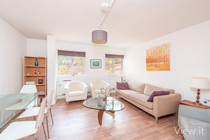 3 Bedroom Flat To Rent In Abbots Manor, London, SW1V