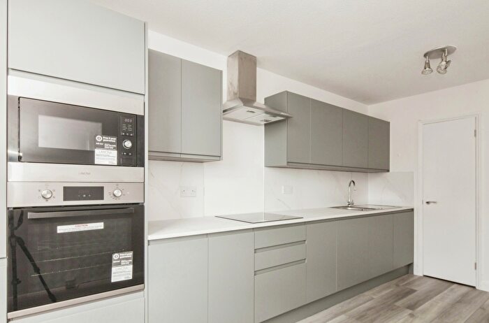 2 Bedroom Flat To Rent In Bramlands Close, SW11