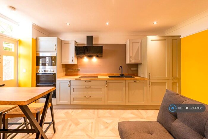 2 Bedroom Flat To Rent In Apsley Villas, Bristol, BS6