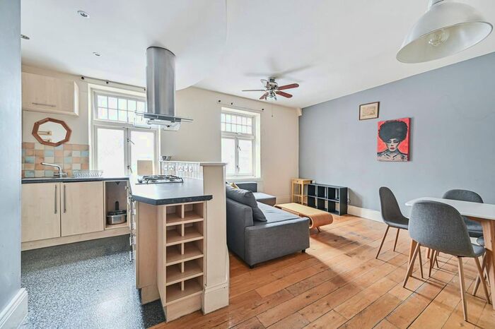 2 Bedroom Flat To Rent In Mare Street, Hackney, London, E8