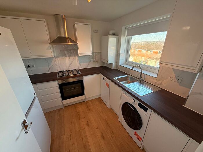 2 Bedroom Flat To Rent In Shurland Avenue, Barnet, EN4