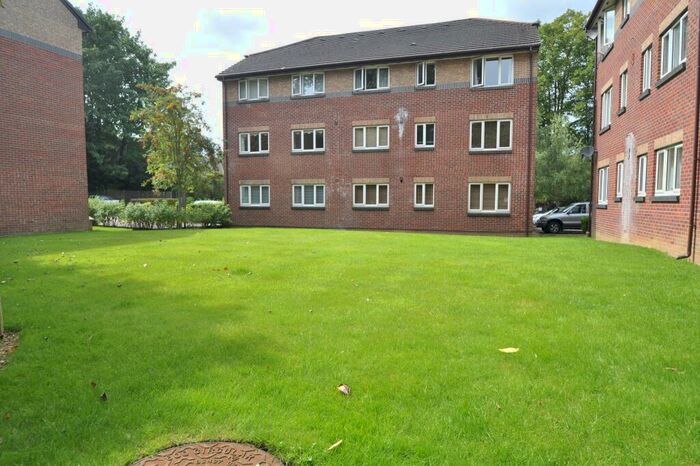 2 Bedroom Flat For Sale In Two Bedroom Top Floor Apartment Sold With No Forward Chain!, SO30