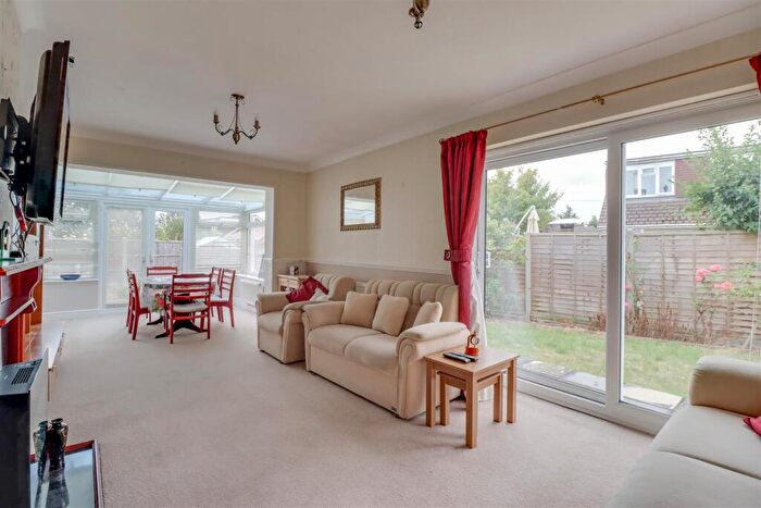 2 Bedroom Detached Bungalow For Sale In Longfield Close, Wickford, SS11