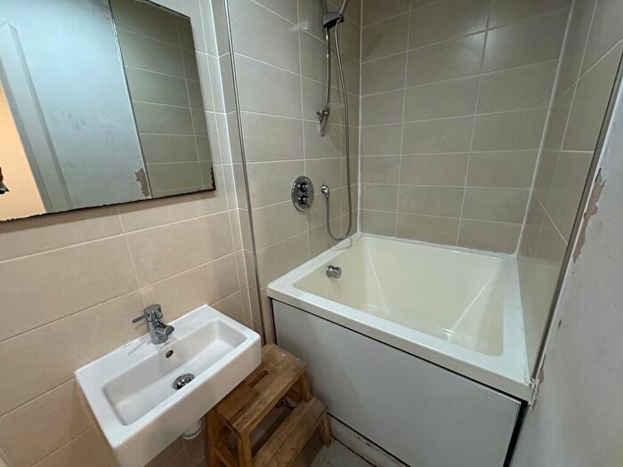 2 Bedroom Apartment To Rent In **Available Now**Hub, Bed Duplex, Parking, B4
