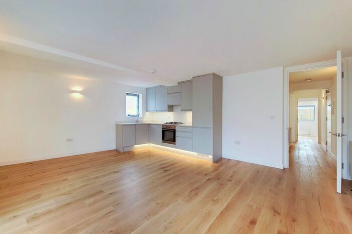 2 Bedroom Flat To Rent In Quarry Court, Dunstans Grove, London, SE22