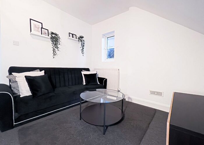 1 Bedroom Flat To Rent In Gleneldon Road, London, SW16