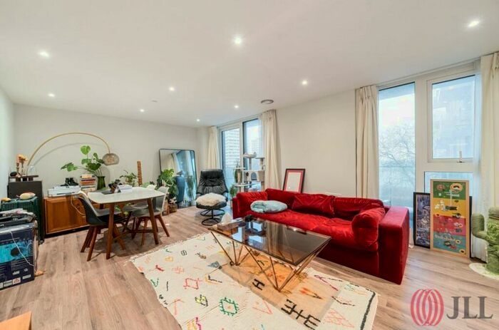 3 Bedroom Apartment To Rent In Newnton Close London, N4