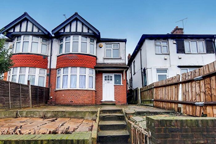 3 Bedroom House To Rent In Beechwood Gardens, Ealing, London, NW10