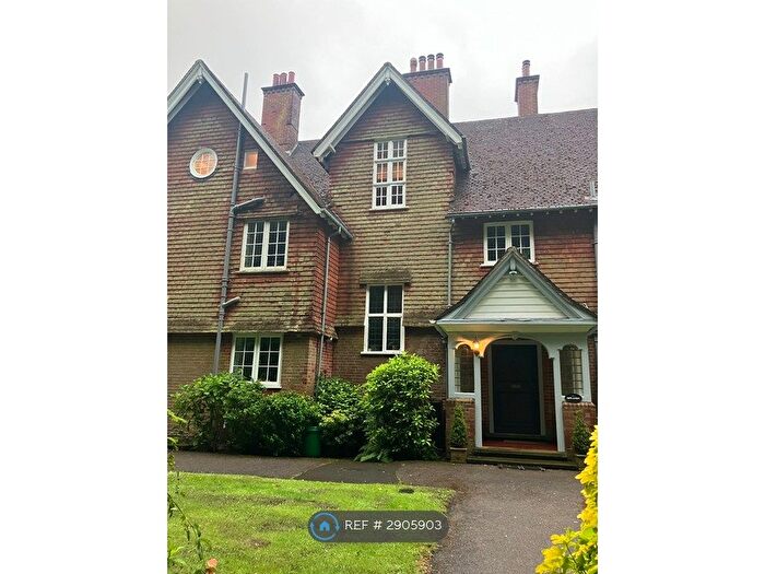 2 Bedroom Flat To Rent In Old Lane, Mayfield, TN20