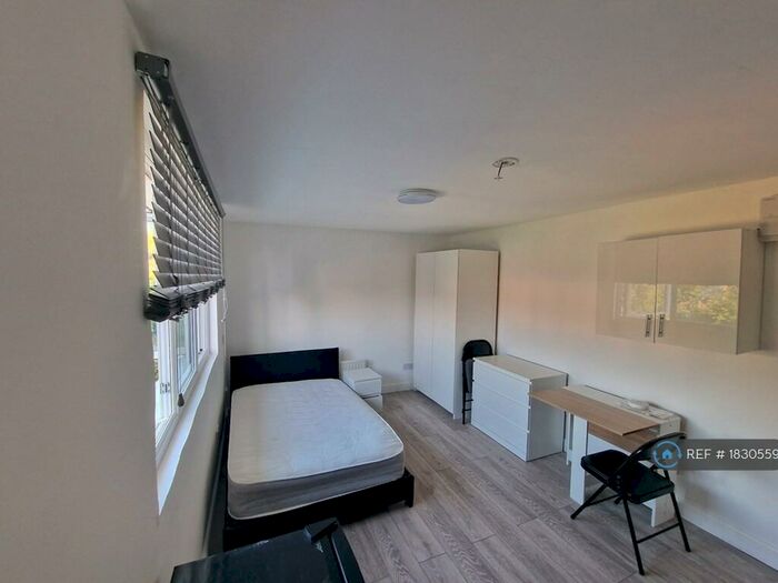 Studio To Rent In Barfields, Loughton, IG10