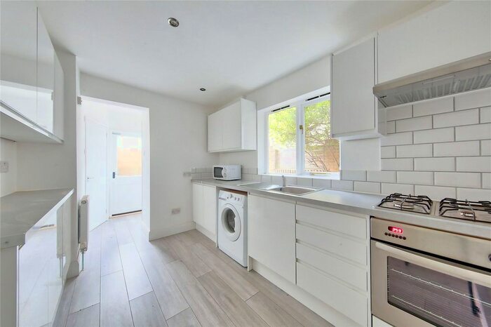 1 Bedroom Flat To Rent In Waldemar Avenue, London, SW6