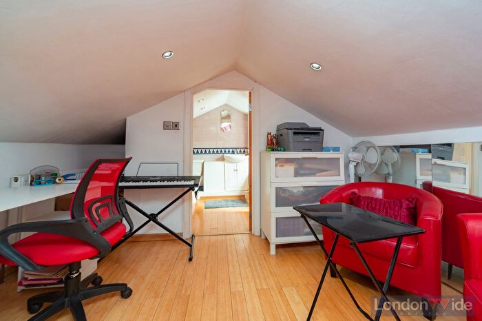 3 Bedroom Flat To Rent In Top Floor, Sutherland Avenue, Maida Vale, W9