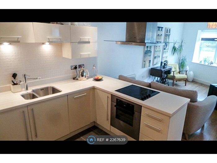 2 Bedroom Flat To Rent In West Didsbury, Manchester, M20