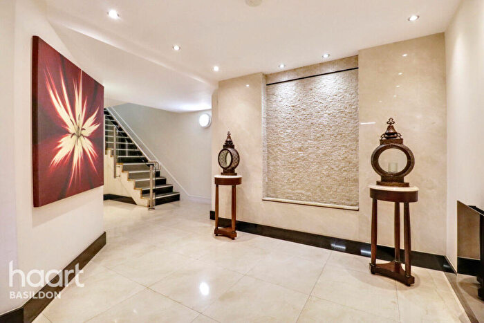 2 Bedroom Apartment For Sale In Noak Hill Road, Billericay, CM12