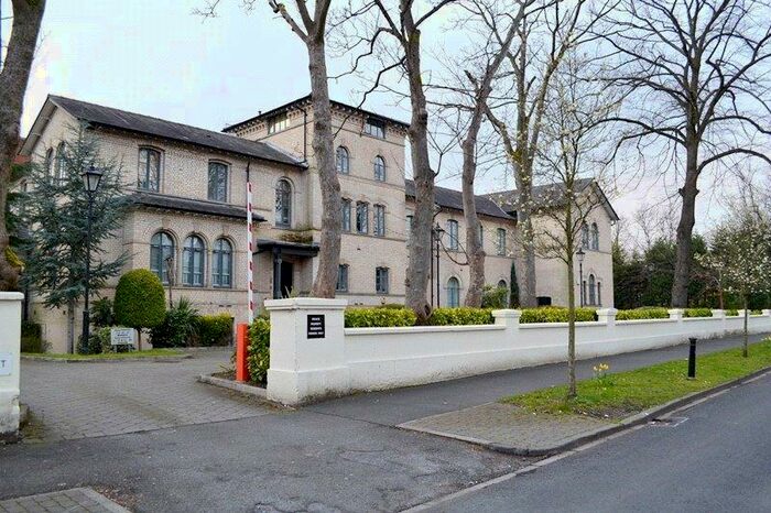 3 Bedroom Flat To Rent In Ellerslie Court, Upper Park Road, M14