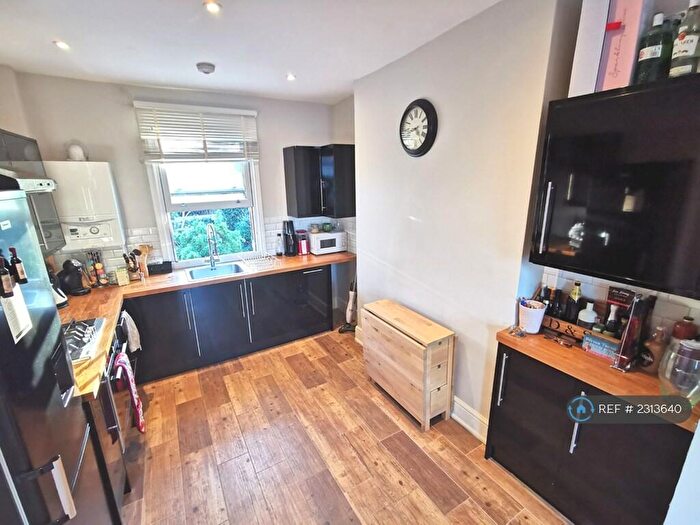 2 Bedroom Flat To Rent In Lewisham Way, London, SE14