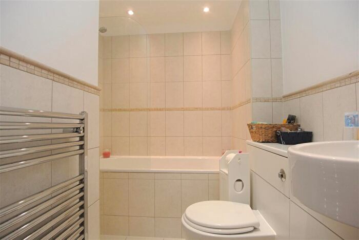 2 Bedroom Apartment To Rent In Weylands Court, Addlestone, KT15