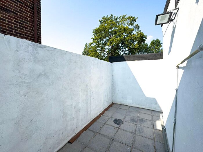 Flat To Rent In Fernside Avenue, London, NW7