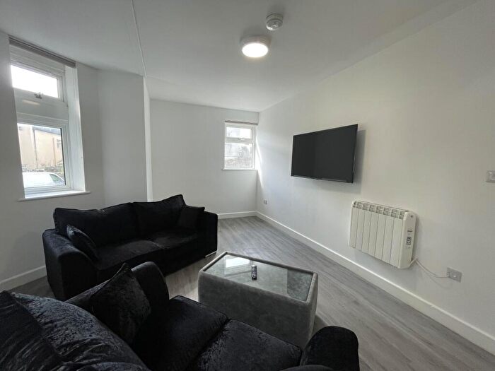3 Bedroom Apartment To Rent In Flat Whitefield House, PL4