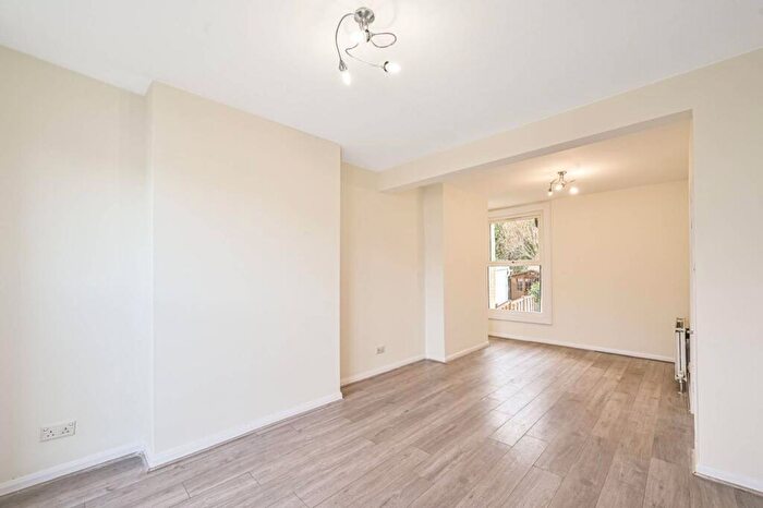 3 Bedroom Flat To Rent In Glenthorne Road, Friern Barnet, London, N11