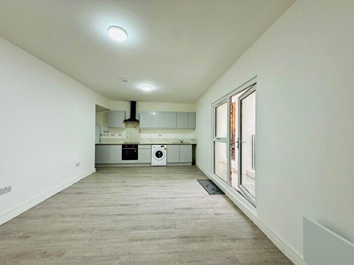 1 Bedroom Flat To Rent In Queensway, Enfiled, EN3