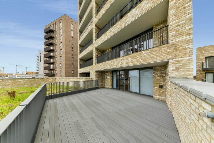 3 Bedroom Flat To Rent In Kingfisher Heights, Waterside Park, Royal Wharf, E16