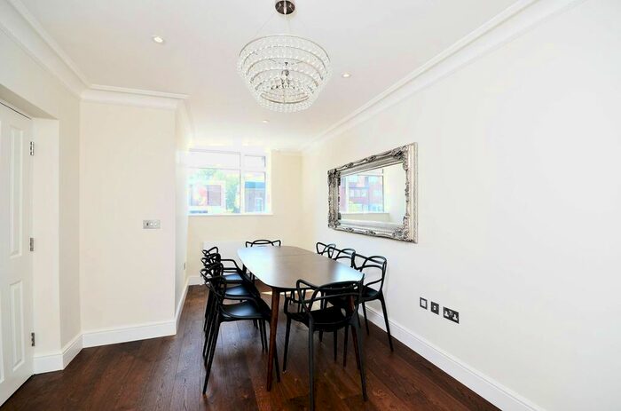 4 Bedroom Property To Rent In Harley Road, Primrose Hill, London, NW3
