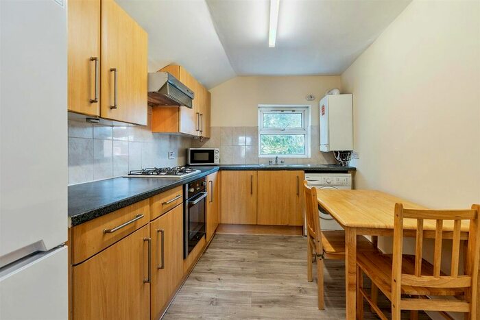 2 Bedroom Flat To Rent In Bowes Road, Palmers Green, London, N13