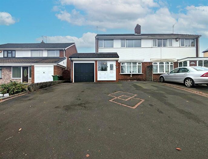 3 Bedroom Semi-Detached House For Sale In Stourbridge Road, Halesowen, B63