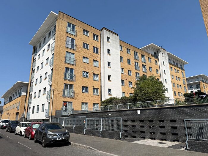 2 Bedroom Flat For Sale In Waxlow Way, Northolt, UB5