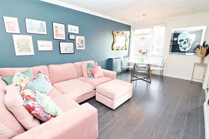 1 Bedroom Flat To Rent In High Street, Elstree, WD6