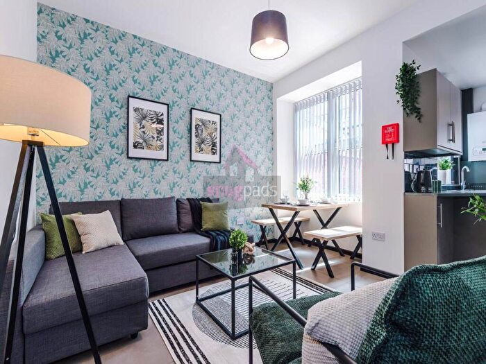 4 Bedroom House To Rent In Alpha Street, Salford, M6