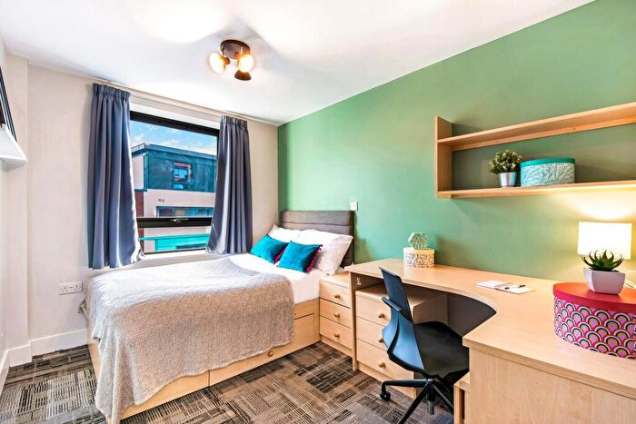 6 Bedroom Private Hall To Rent In Burley Road, Leeds, LS3