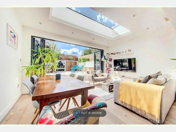 2 Bedroom Flat To Rent In Dalberg Road, London, SW2