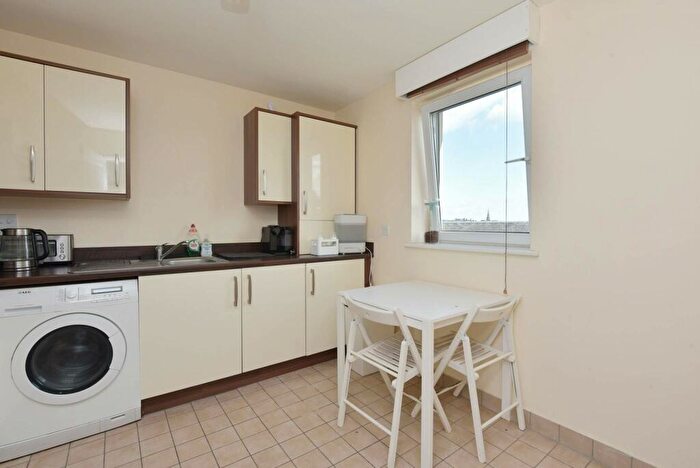 2 Bedroom Flat For Sale In Flat, Flaxmill Place, Edinburgh, EH6
