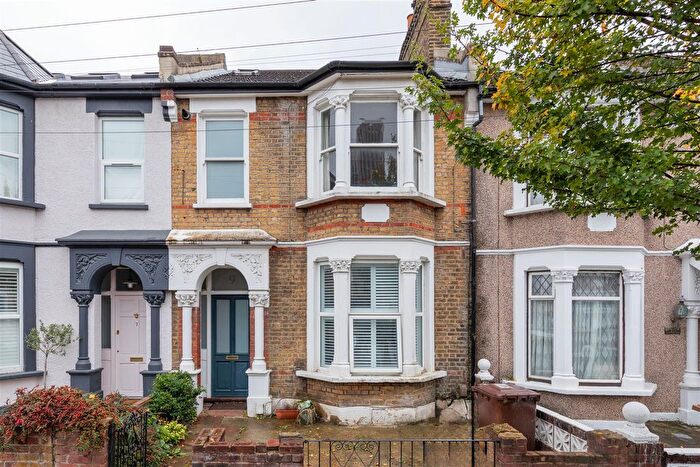 2 Bedroom Flat For Sale In Shrubland Road, Walthamstow, E17