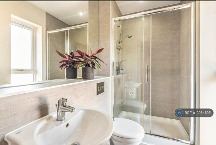 2 Bedroom Flat To Rent In Brockley Park, London, SE23