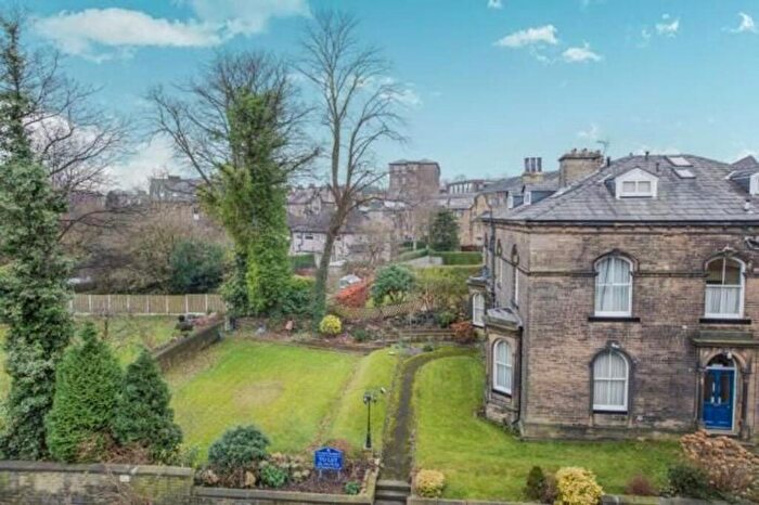 1 Bedroom Flat To Rent In Balmoral Place, Halifax, HX1