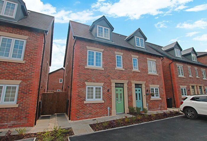 3 Bedroom Town House To Rent In Watergate Close, Westhoughton, BL5