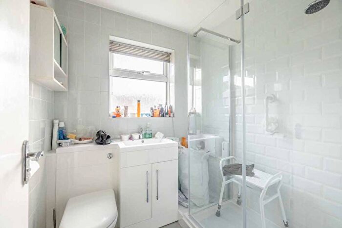 1 Bedroom Flat For Sale In New Road, Datchet, SL3
